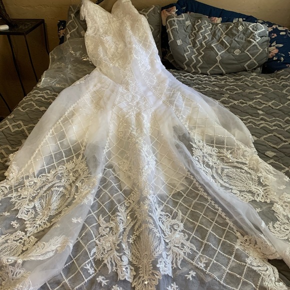 Brand New David’s Bridal Beaded Scroll and Lace Mermaid Wedding Dress Size 4 - Picture 7 of 16